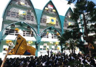 Puluhan Bendera PMII Penuhi Halaman Gedung Fahum